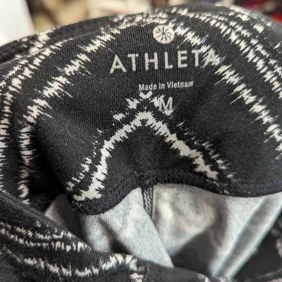 Athleta Zig Zag Relay Capri Leggings - Medium - Picture 4 of 10